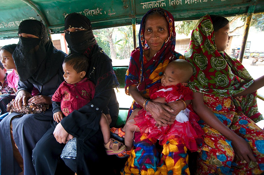 W lokalnym środku transportu (Chittagong Hill Tracts)